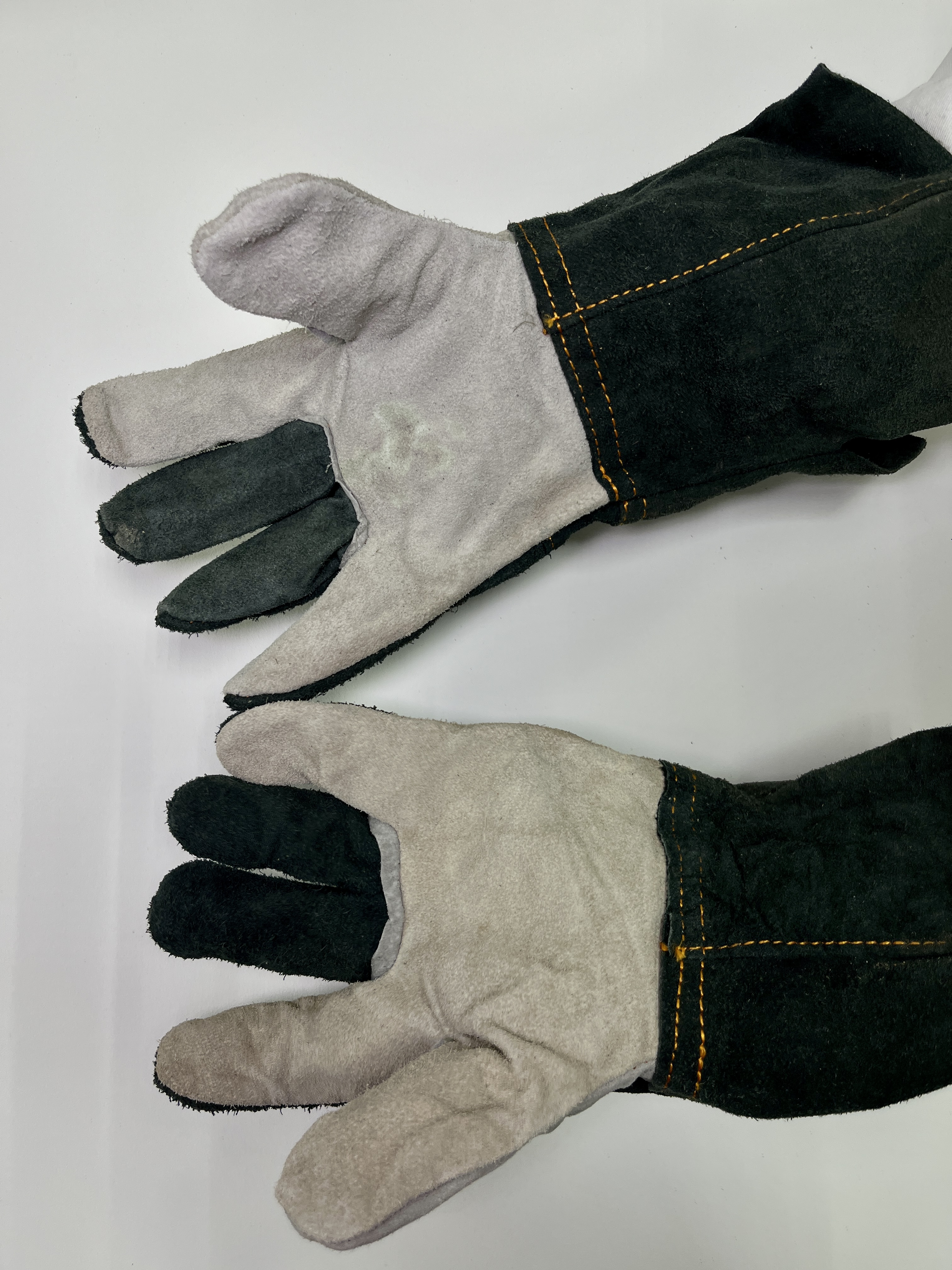 Краги спилковые.